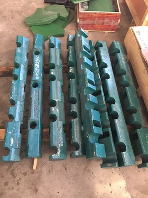 Ruwe mijnbouw Kaakbreker Spareonderdelen Schakelplaat en stoel voor Crusher C110 Gewicht 145KG